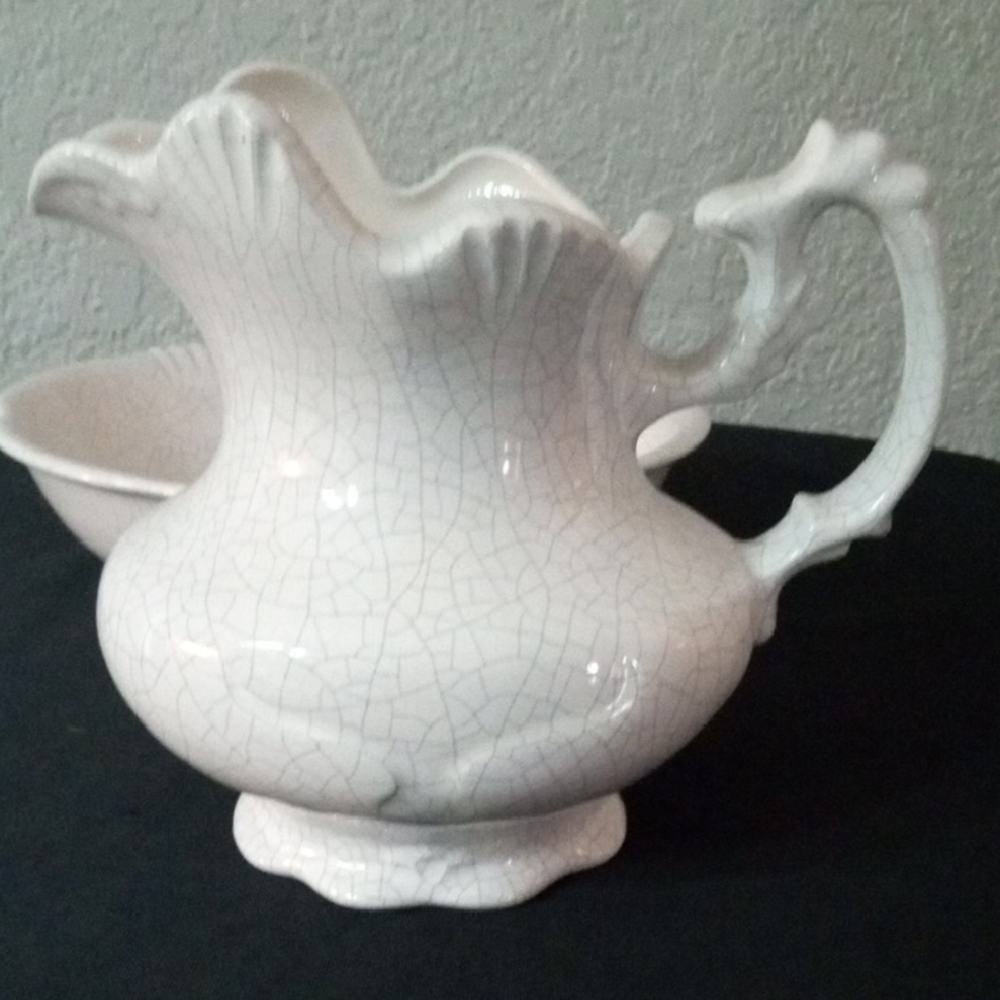 Vintage Cream Ceramic Artful Pitcher and Basin Set - Picture 3 of 12